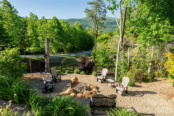 46 Nuthatch CT, Fairview, NC 28730