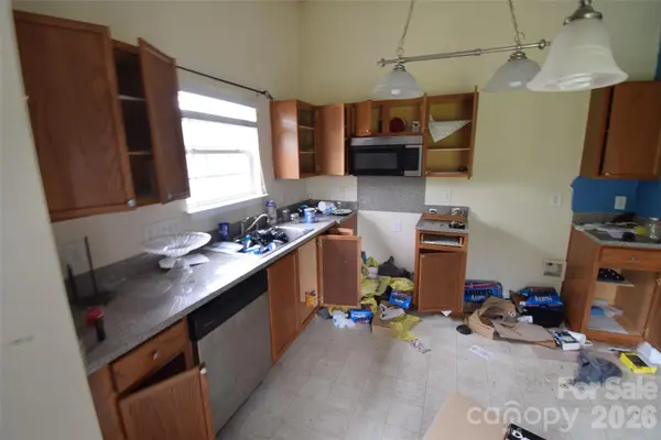 633 Overlook RD, Lowell, NC 28098