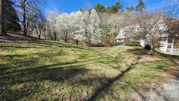 360 River Cove LN, Hayesville, NC 28904