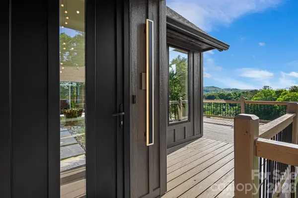 96 Crystal Lake DR, Hendersonville, NC 28739