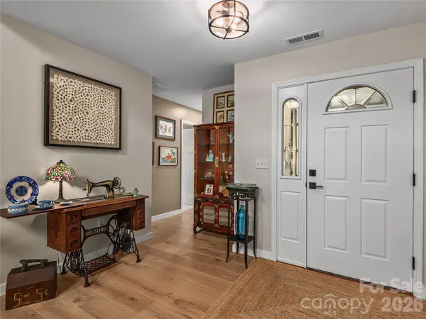 16 Stonebridge DR, Asheville, NC 28805