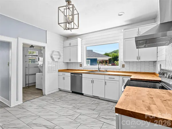 125 Edwards AVE, Swannanoa, NC 28778