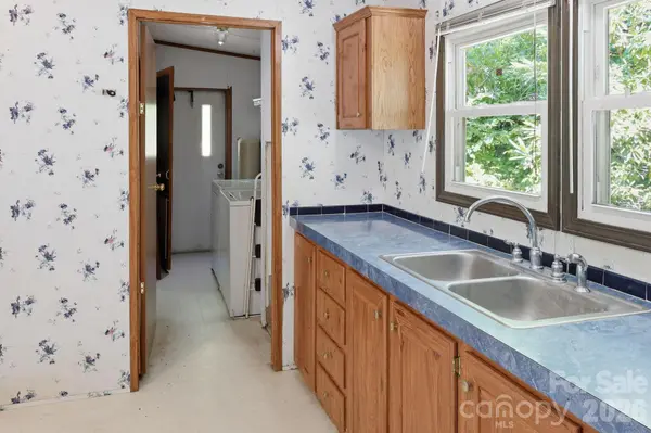 25 Glenn Lance LN, Fairview, NC 28730