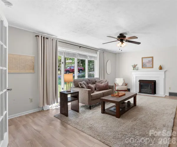 711 Oak Terrace LN, Hendersonville, NC 28791
