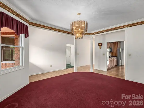 39 Beaumont DR, Hendersonville, NC 28739