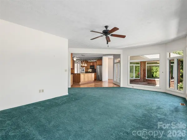 39 Beaumont DR, Hendersonville, NC 28739