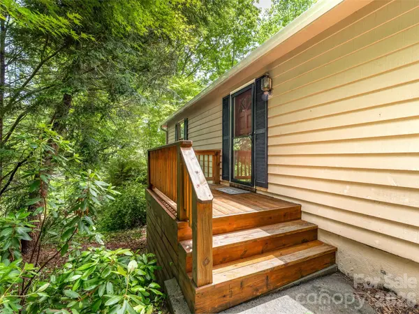 25 Blueberry LN, Fairview, NC 28730