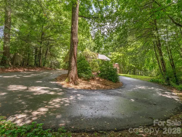 25 Blueberry LN, Fairview, NC 28730