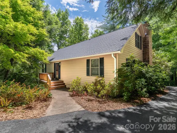 25 Blueberry LN, Fairview, NC 28730
