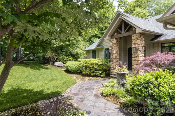 305 Piney Knoll LN, Hendersonville, NC 28739