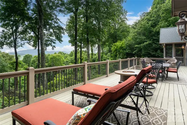305 Piney Knoll LN, Hendersonville, NC 28739