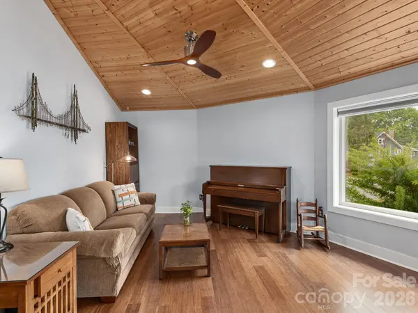 63 Beverly RD W, Asheville, NC 28806