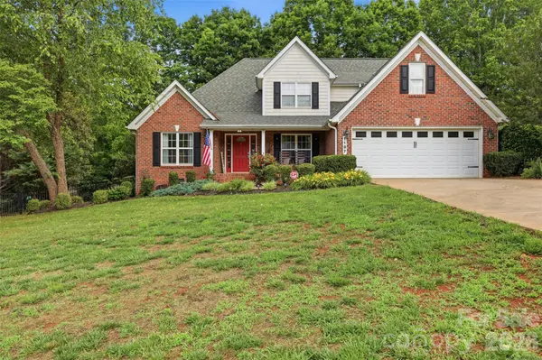 1197 Waterford DR, Hickory, NC 28602