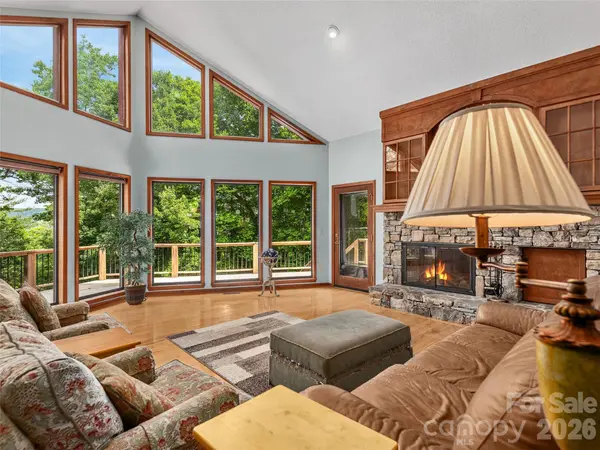 40 Deer Ridge RD, Mills River, NC 28759