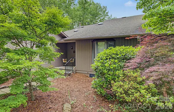 16 Clubside DR, Asheville, NC 28804
