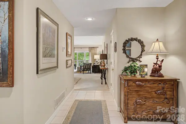 16 Clubside DR, Asheville, NC 28804