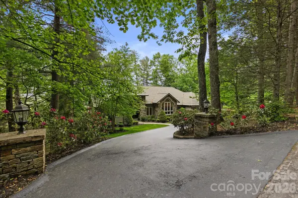 209 Pineholt LN, Flat Rock, NC 28731