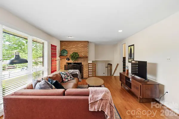 7 Woodbury RD, Asheville, NC 28804