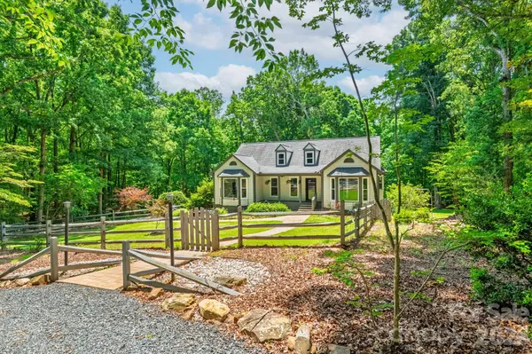 9131 N Pine Hill LN, Charlotte, NC 28215