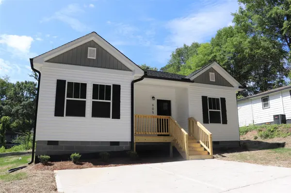 605 E Robinson ST, Dallas, NC 28034