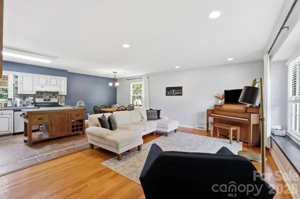 7419 Meadowdale LN, Charlotte, NC 28212
