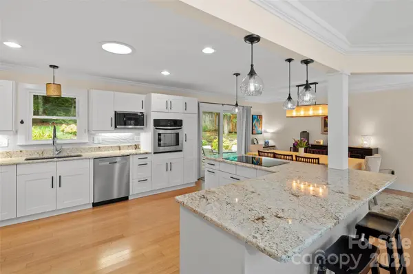 126 Mockingbird DR, Hendersonville, NC 28792