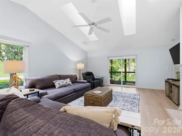 83 Laurel Ridge PL, Hendersonville, NC 28739