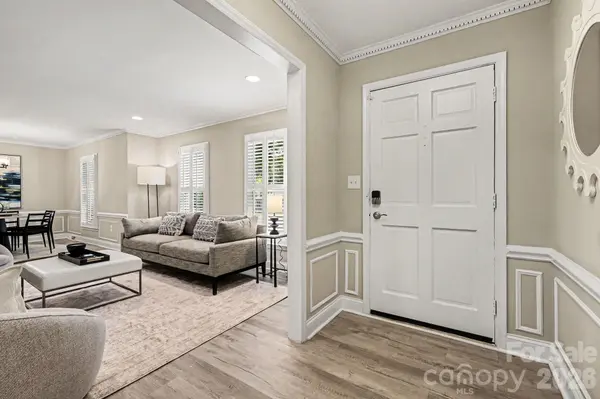 6818 Candlewyck LN, Charlotte, NC 28226