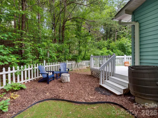 39 Rocking Porch LN, Asheville, NC 28805