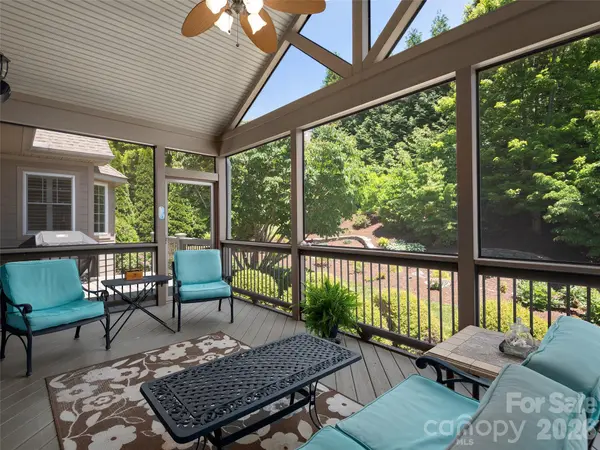 63 Whistlewood LN, Hendersonville, NC 28739