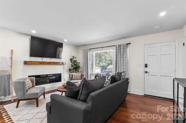 2014 Sandhurst DR, Charlotte, NC 28205