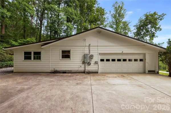 421 Comet DR, Hendersonville, NC 28791