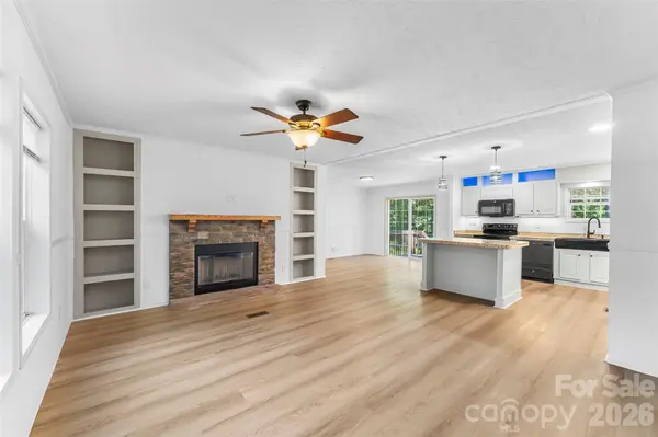 17 Windy Acres DR, Hendersonville, NC 28792