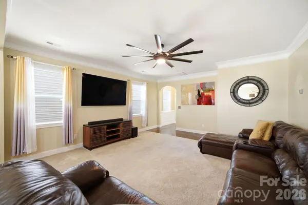 423 Knothole LN, Charlotte, NC 28214
