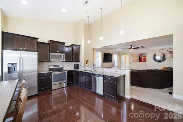 423 Knothole LN, Charlotte, NC 28214