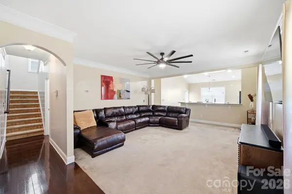 423 Knothole LN, Charlotte, NC 28214