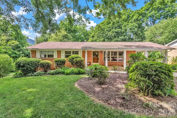 67 Wagon RD, Asheville, NC 28805