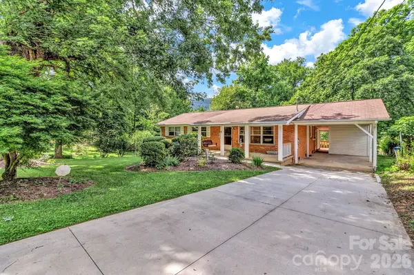 67 Wagon RD, Asheville, NC 28805