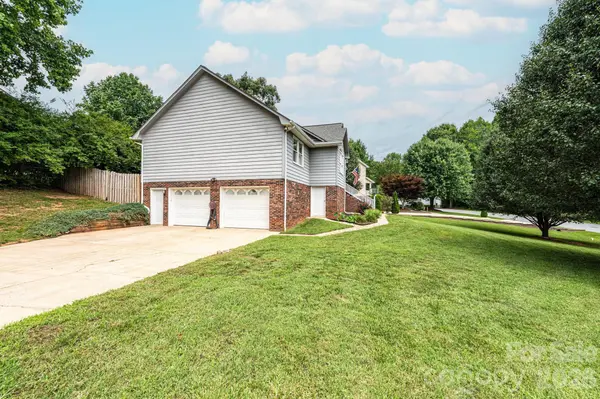 4158 Arrowhead DR NE, Hickory, NC 28601