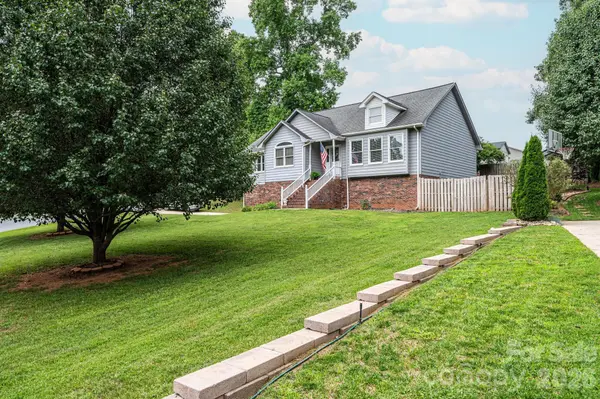 4158 Arrowhead DR NE, Hickory, NC 28601
