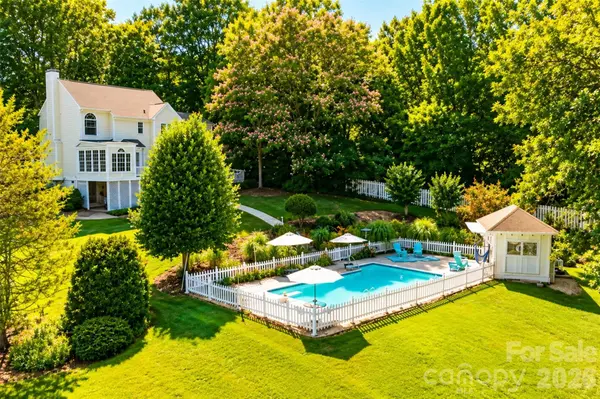 127 Vista DR, Davidson, NC 28036