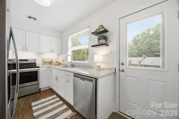 4500 Woodlark LN, Charlotte, NC 28211