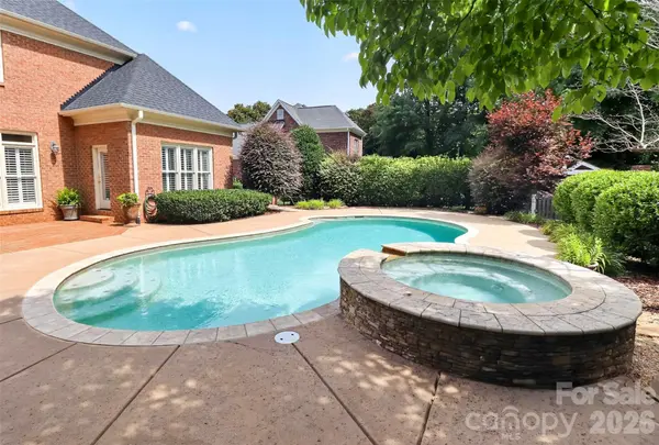 6907 Meadow Run LN, Charlotte, NC 28277