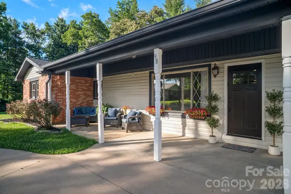 98 N Pinecrest LN, Hendersonville, NC 28739