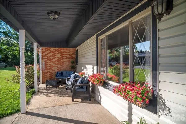 98 N Pinecrest LN, Hendersonville, NC 28739