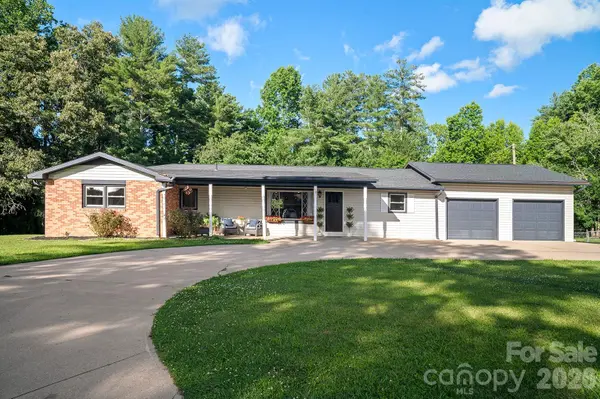 98 N Pinecrest LN, Hendersonville, NC 28739