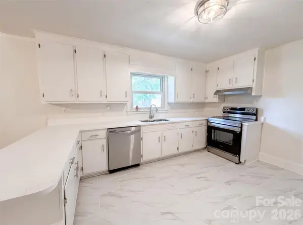1911 Amberhill LN, Charlotte, NC 28216