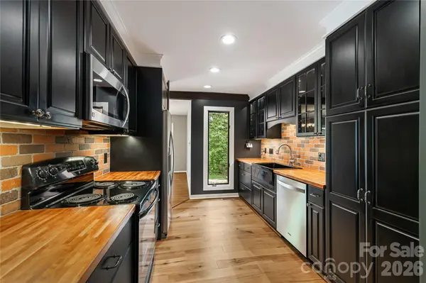21 Village DR, Asheville, NC 28803