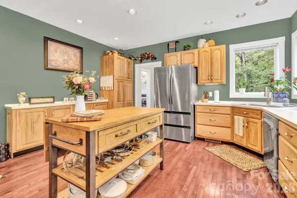 39 Lambert LN, Black Mountain, NC 28711