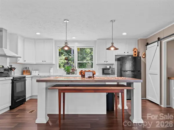 64 Tupper LN, Hendersonville, NC 28792